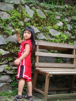 馬里光教會大門前板凳