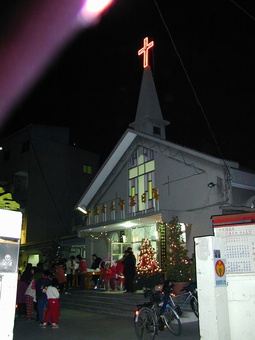 從烏日教會舊有的大門往教堂拍攝