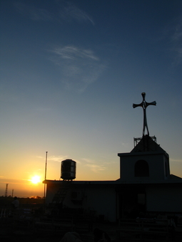 拍攝地點位於新香蘭教會屋頂，
亦是我們落腳之處，
往東方看去，正是昇起太陽的太平洋。