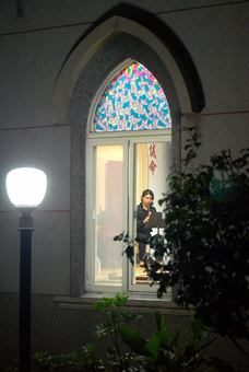 教堂正門旁的窗戶